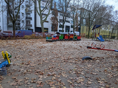 Eisenbahnspielplatz mit Basketballplatz, Frankfurt am Main